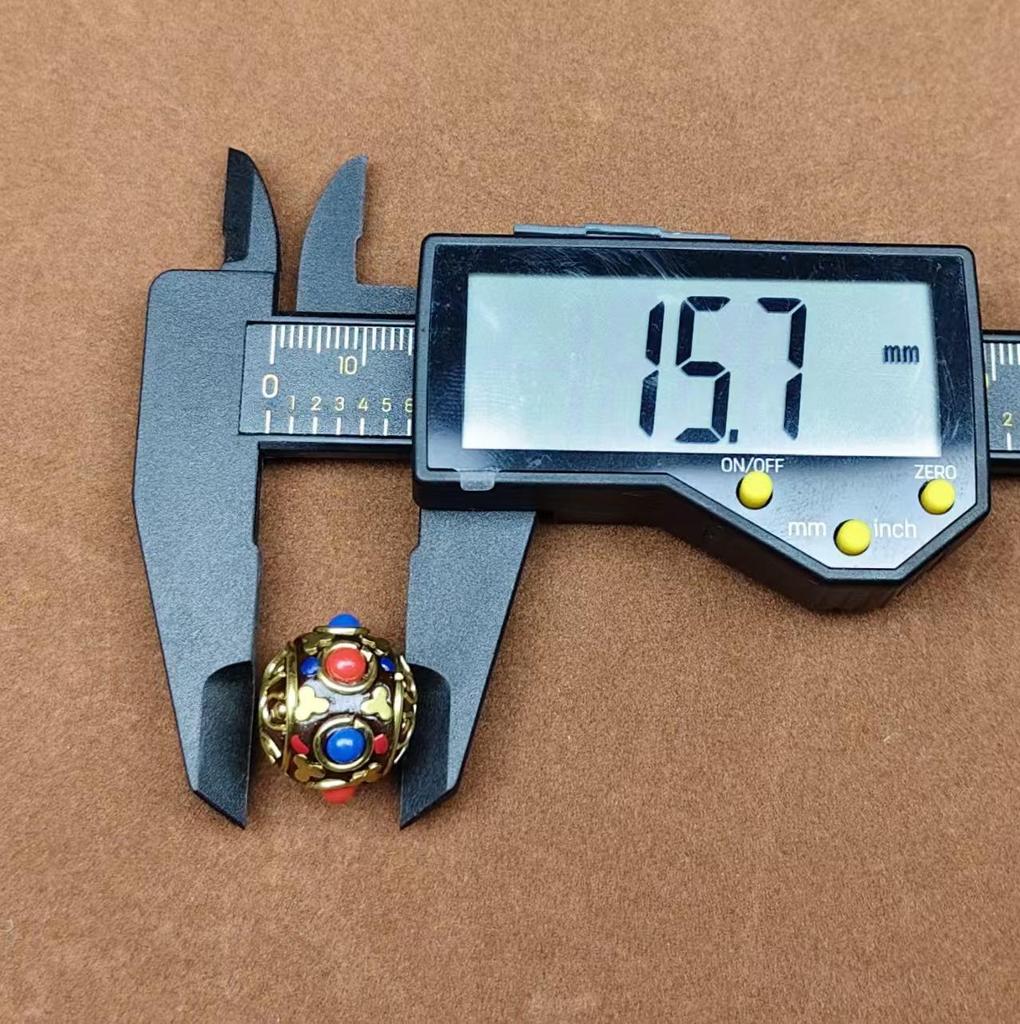 Nepalski Ręcznie Robiony Naszyjnik z Sześciosylabową Mantrą z Mosiężnymi Inkrustowanymi Koralikami