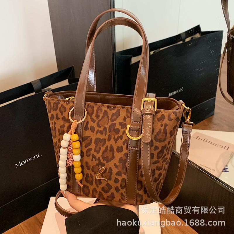 Premium sense retro portable small bag women's 2025 autumn and winter new leopard print commuter shoulder bag fashion messenger bag