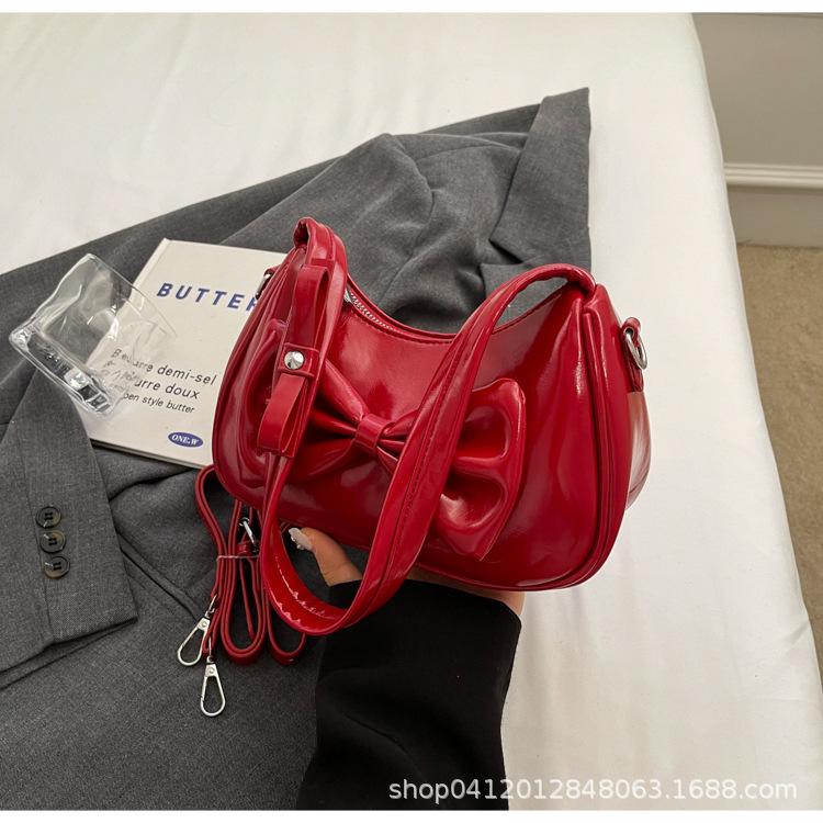 

Французская сумка-багет подмышку 2025 новая ретро сумка-мессенджер из вощеной кожи модная и популярная通勤 наплечная сумка бордовый