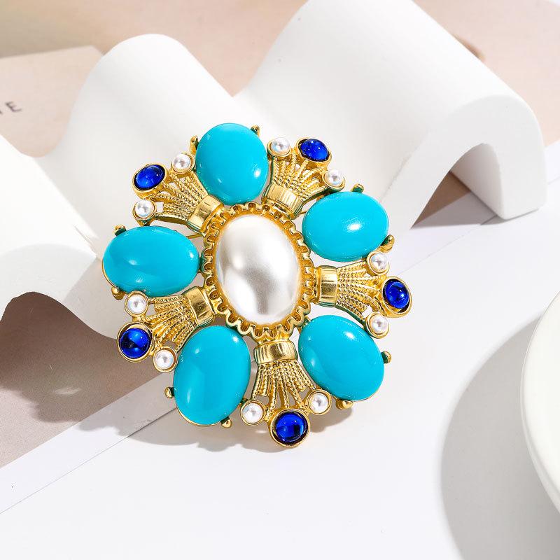 Medieval vintage style palace style brooch, Baroque gemstone, round retro light luxury brooch, high-end chest flower
