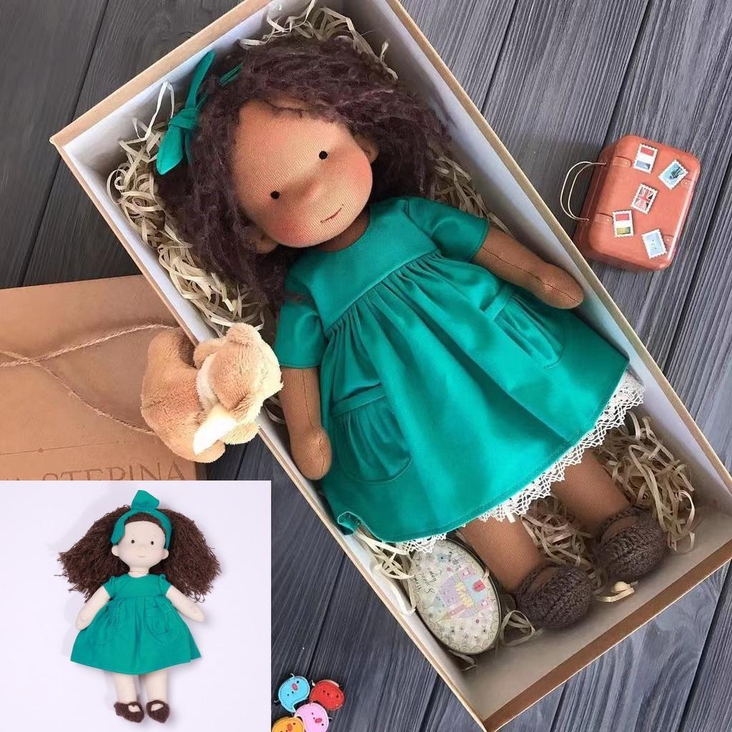 Păpușă Waldorf de 12 inchi, realizată manual, în rochie florală, cu pulover tricotat și eșarfă, cutie cadou pentru fete