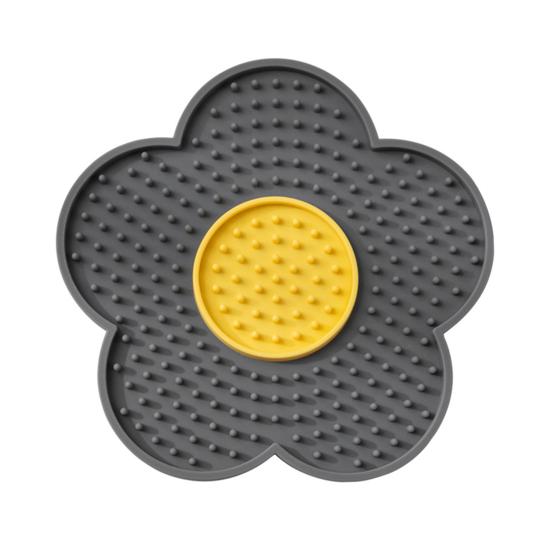 Silicone Pet Licking Mat Slow Feeder Mat with Suction Cups Flower Shape Lick Mat Prevents Overeating for Cats Dogs серый
