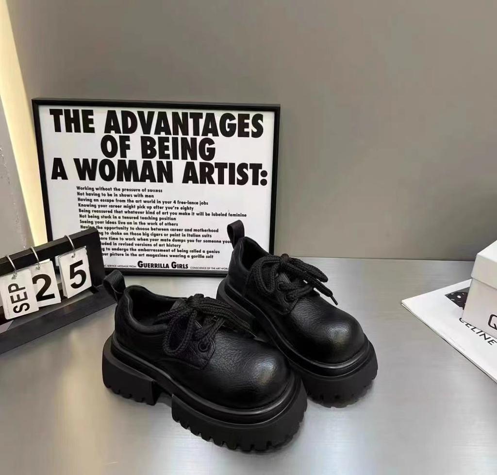 2024 Frühling neue britische Stil kleine Lederschuhe Feenstil Prinzessinnenschuhe zeigen Größe und Schlankheit schwarze Plateau-Slipper Damen