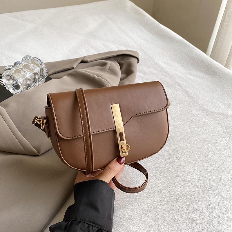 

Simple texture casual solid color 2024 new popular retro fashion casual one shoulder underarm crossbody saddle bag коричневий