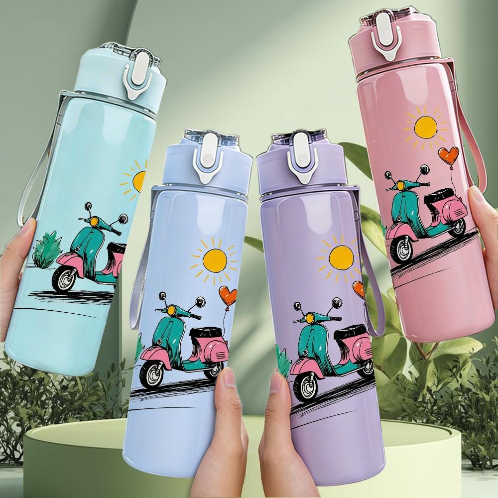 1PC Retro Scooter Rider Pattern 750ml Color Plastic Sports Water Bottle Leakproof Flip Straw Lid Suitable for Sports Office Home Use