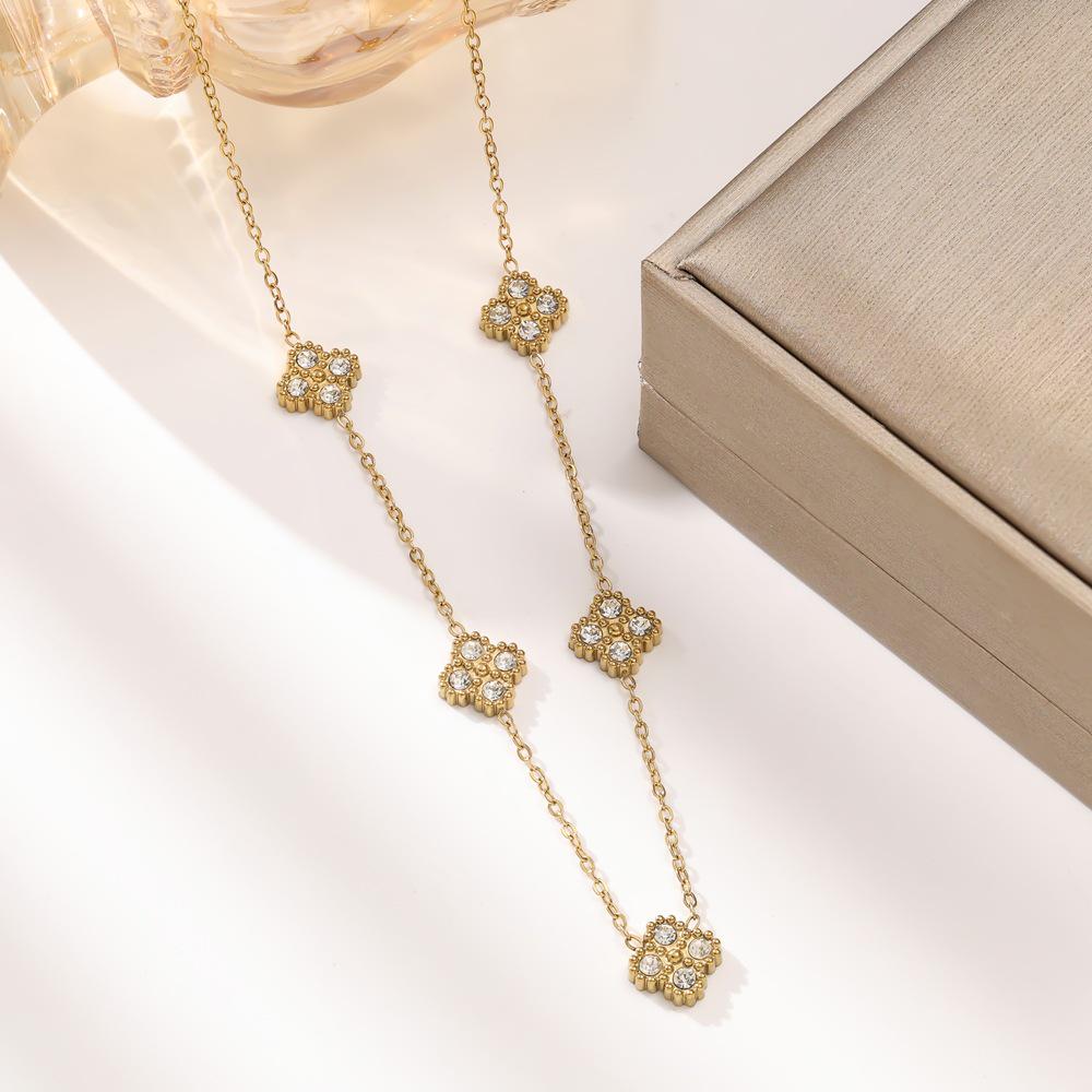 Retro Strass Blumen Edelstahl Schmuckset: Halskette, Ohrstecker, Armband und Ring