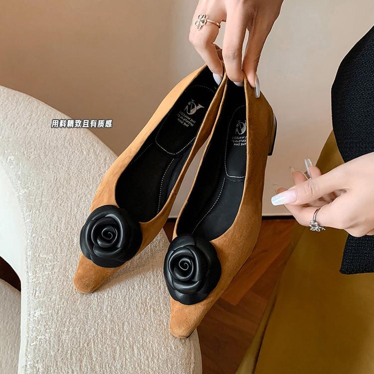 French retro black camellia low-heeled soft-soled single shoes for women's 2025 spring new gentle small fragrant flat shoes
