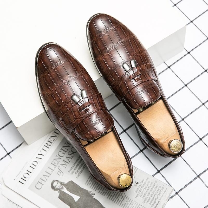 Fashion Tassel Loafers Slip-on Fashion High-quality Moccasin Men Shoes Brand Leather Shoes British Style Popular Casual Shoes Thick Sole