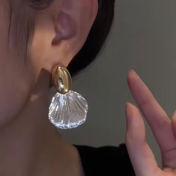Personalized Temperament, High-end Feeling, Shell Ear Clip, Retro and Cool Style Earrings, Internet Famous and Popular, No Ear Hole Style