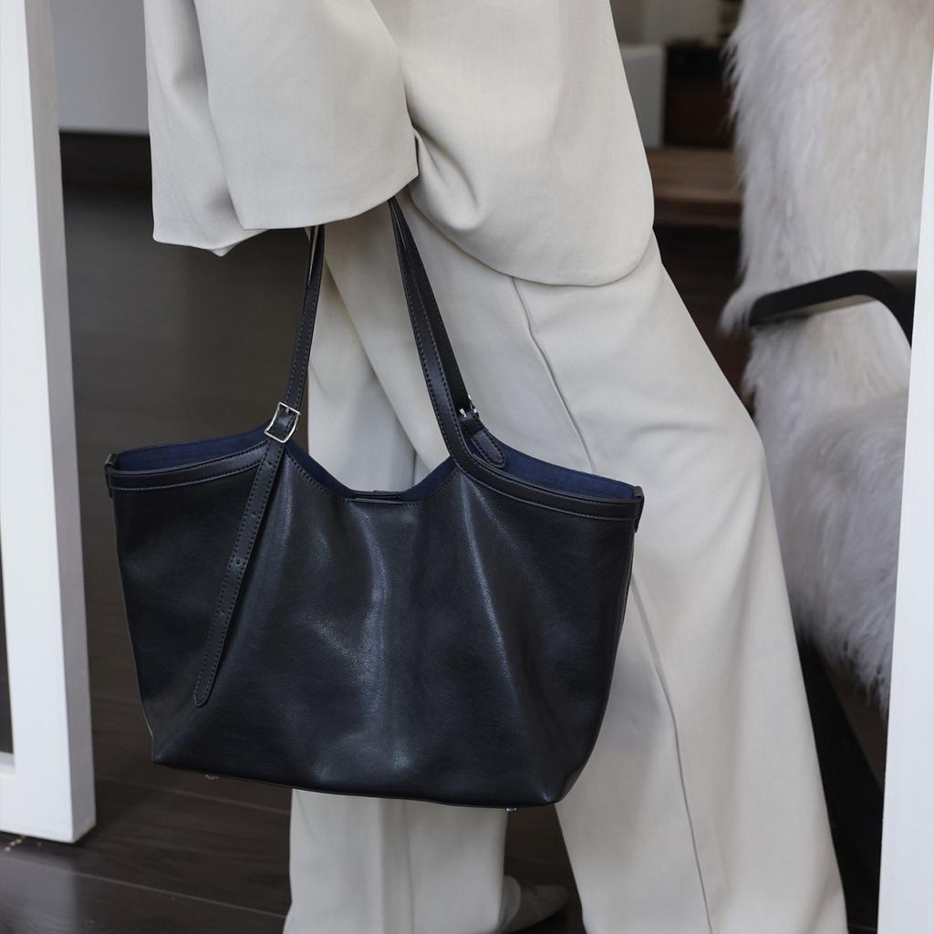 Autumn and winter new oil wax leather large-capacity tote bag, Korean high-end commuting to work single shoulder underarm women's bag