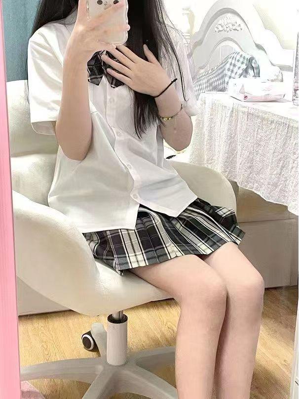 Wszechstronna spódniczka mini w czarno-białą kratę JJK Influencer na przybory szkolne - Dostępna, Blackboard News Cos