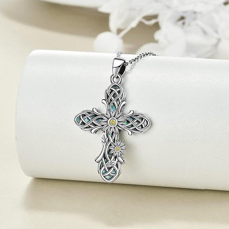 2026 New European and American Cross Design Texture Neckland Women s Literary Retro British Style High End Personalized Zircon