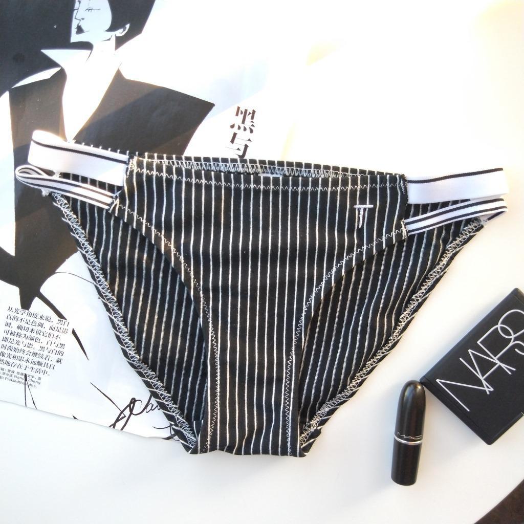 

Стильный полосатый хлопковый спортивный бюстгальтер для женщин с облегающим эффектом на бедрах M чёрный