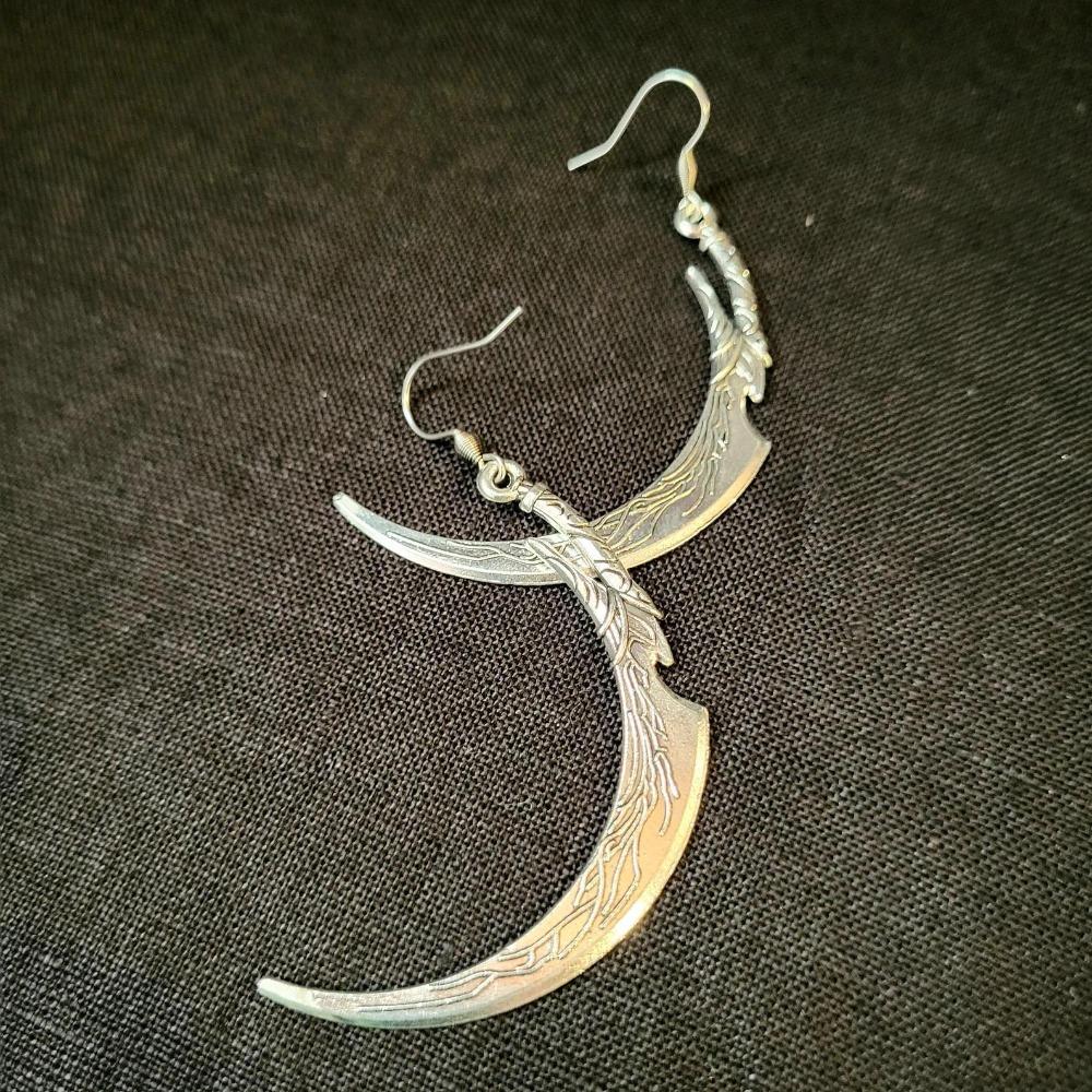Gothic Exquisite Carving Ancient Silver Knight's Sickle Sword Dangle Earrings for Men Women Halloween Party Jewelry Accessories