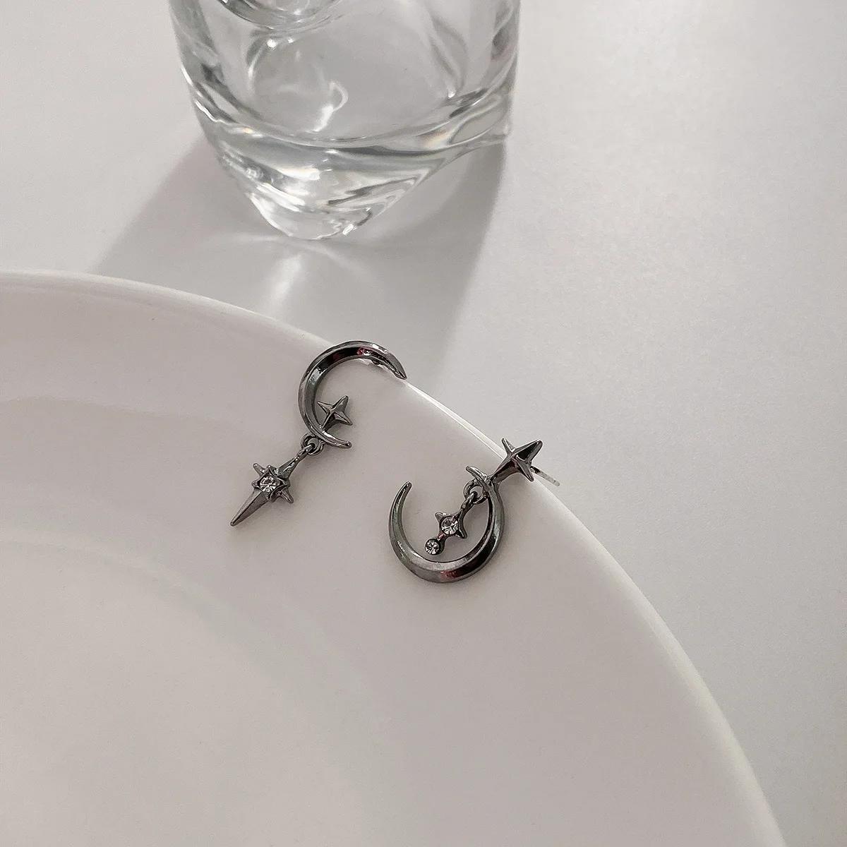 

Vintage Goth Style Black Moon And Star Stud Earrings for Women Personality Asymmetry Hip Hop Rock Jewelry Hallowmas Party Gift