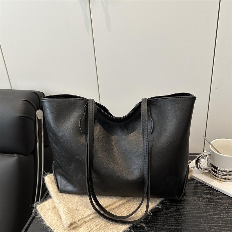 This year, it is popular, beautiful, oily, commuter, retro 2025 autumn new, foreign style, shoulder and underarm portable tote bag.