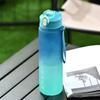 780ml Farbverlauf Sportflasche mit auslaufsicherem Deckel & Schriftzug, Leicht zu trinken für Fitnessstudio/Outdoor/Radfahren/Laufen/Angeln, Geburtstags-/Schulgeschenk