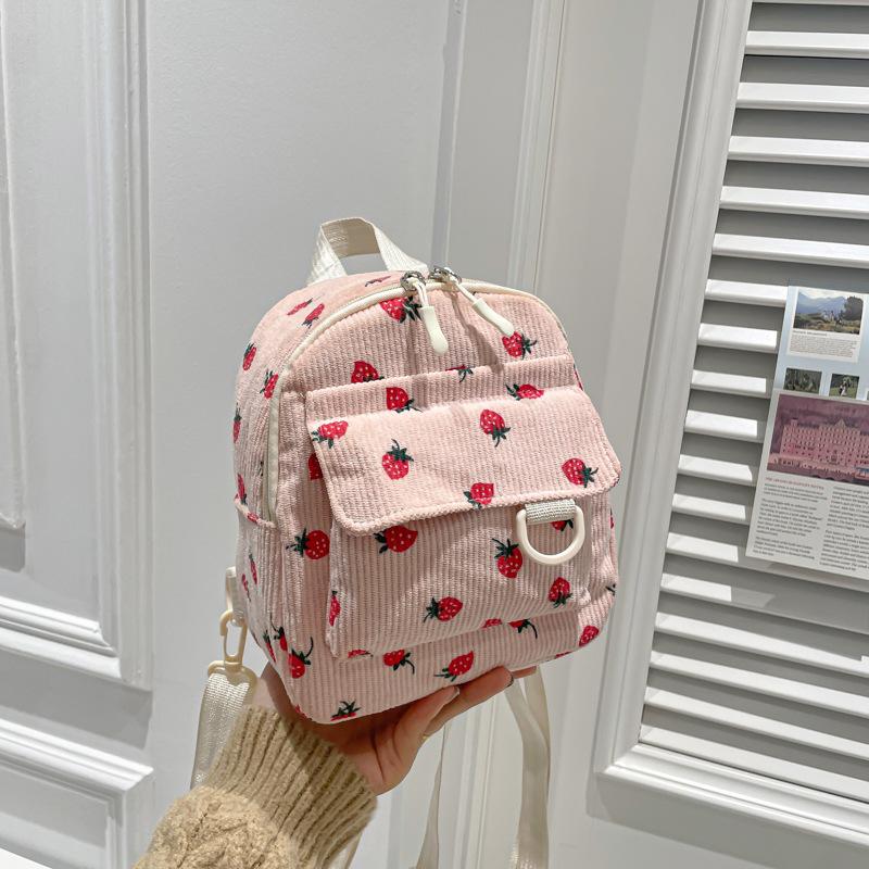 Уникальный мини-рюкзак с клубникой изготовленный из легкого полиэфирного волокна Оснащен регулируемыми плечевыми лямками застежкой-молнией и функцией ручной стирки 959₽