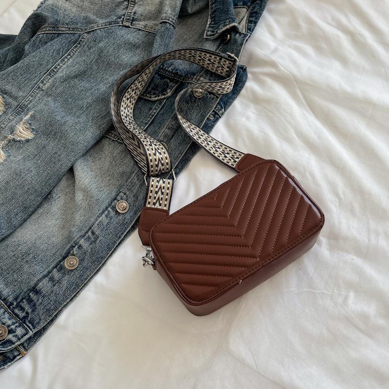 

2025 winter new French small fragrant style simple rhombus small square bag niche design casual shoulder messenger women s bag кофейный
