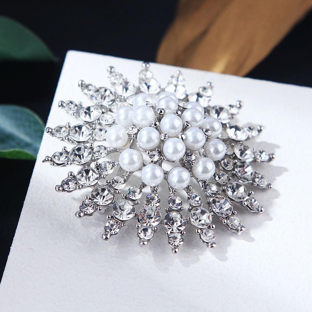 Snowflake Vintage Pearl Brooch Female Autumn and Winter Temperament Brooch Scarf Buckle Environmental Alloy Clothing Accessories Cute Style BFF Gift
