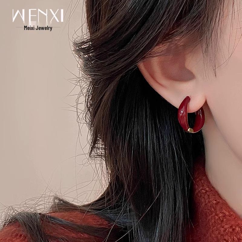 Zhou Yutong Red Drip Glaze Earrings: High-End, Niche Design, Light Luxury, Perfect for Autumn/Winter.