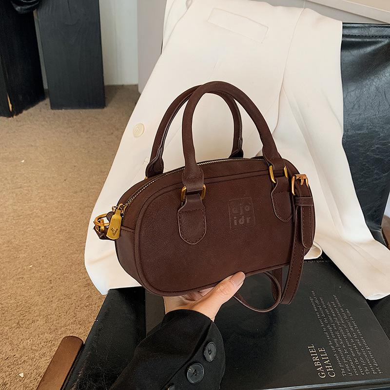 

Премиальный сенсорный нишевый боулинг-мешок женский новый маленький мешок матовый на плечо через плечо маленькая квадратная сумка