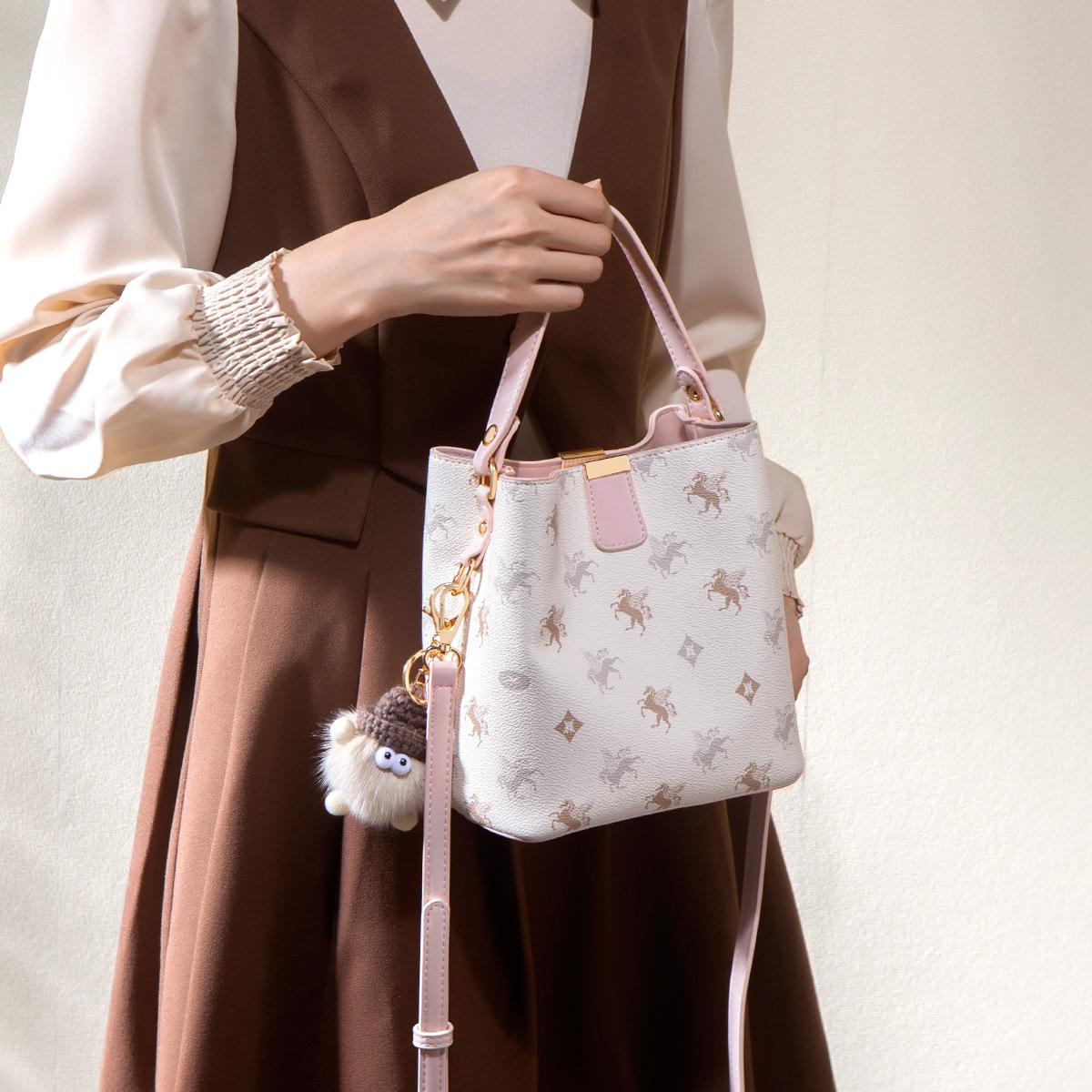 

Новая модная универсальная женская сумка с принтом, нишевая, с высоким чувством стиля, большой вместимости, на плечо, кроссбоди, сумка-ведро розовый