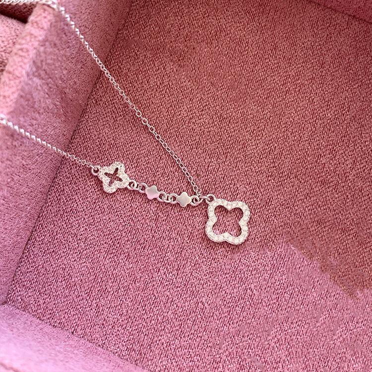 

Sweet Hollow Four-Leaf Pendant Necklace for Women - Elegant, Versatile Clavicle Chain in Light Luxury Fashion Style.