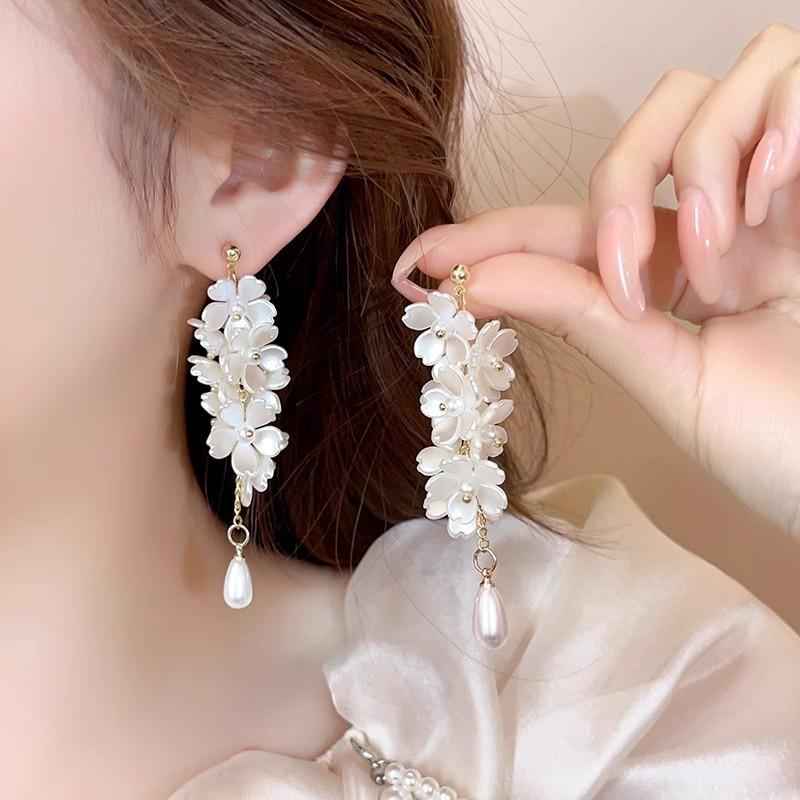 Vintage French white flower fringed earrings women s high-end temperament long pearl earrings personalized earrings