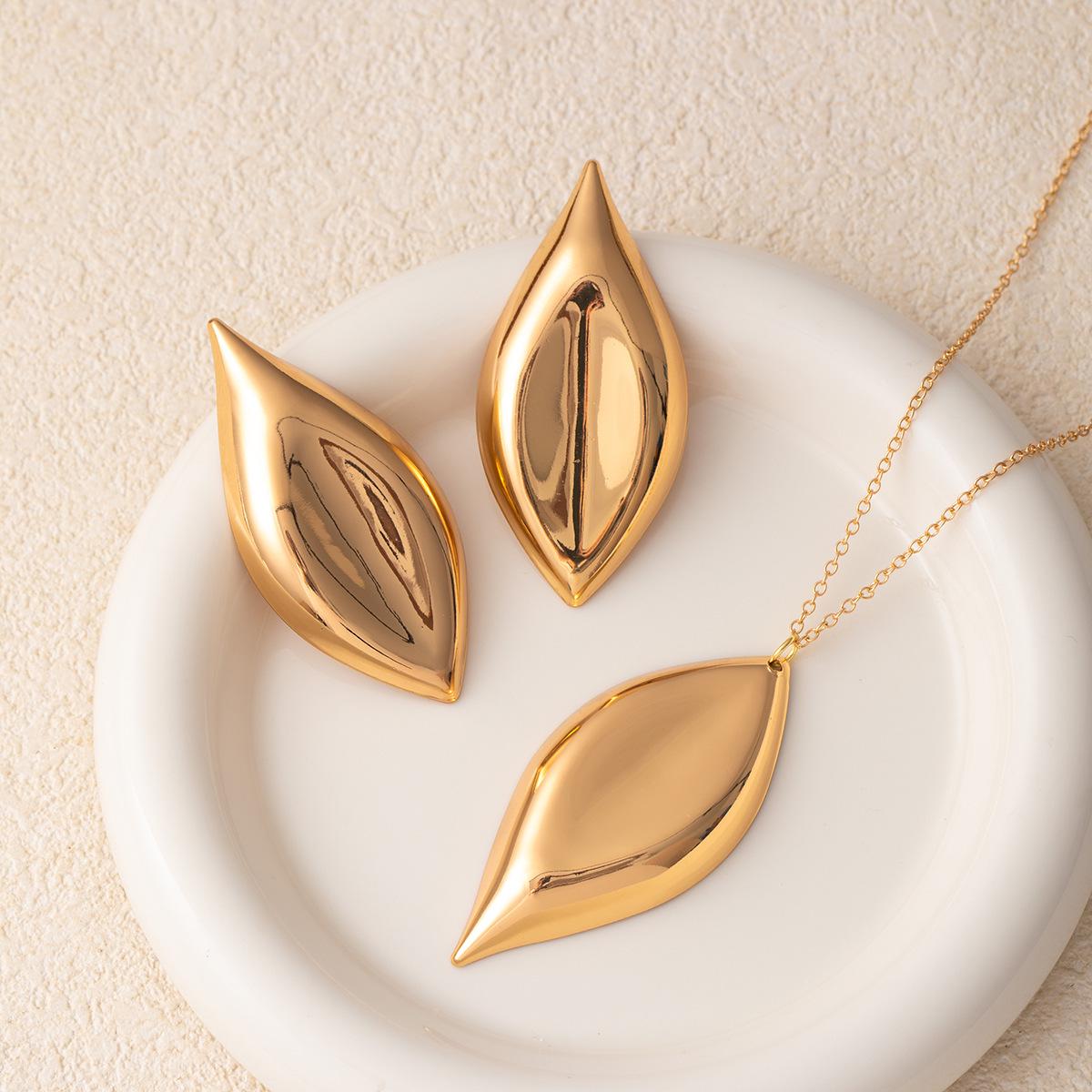 European  American Smooth Metal Geometric Leaf Jewelry Set - Luxurious Statement Earrings  Necklace with Unique Design золотой