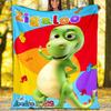 שמיכה מודפסת בנושא קוקומלון - מושלמת לספה, למיטה, לנסיעות ולשימוש בחוץ | ניתנת לכביסה במכונה, נעימה ועמידה.