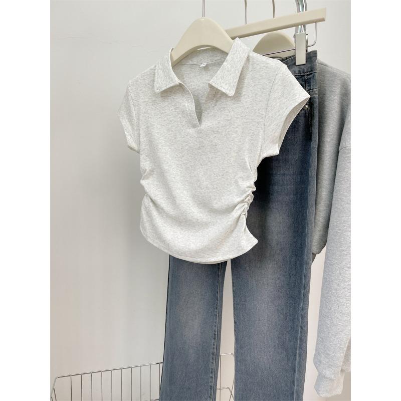 Ein kurzärmeliges Sommer-Plissee-Top mit geraffter Taille und eng anliegendem Schnitt, mit einem T-Shirt mit Vorderachsel als Basisschicht