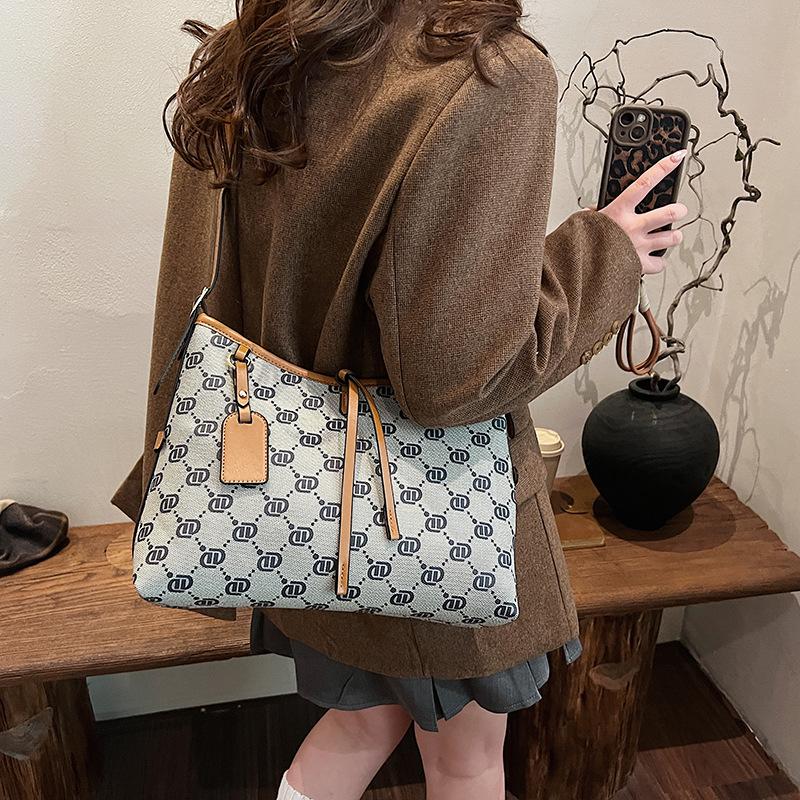Women's bag 2025 new winter retro printing large-capacity shoulder bag versatile casual bag messenger women's bag