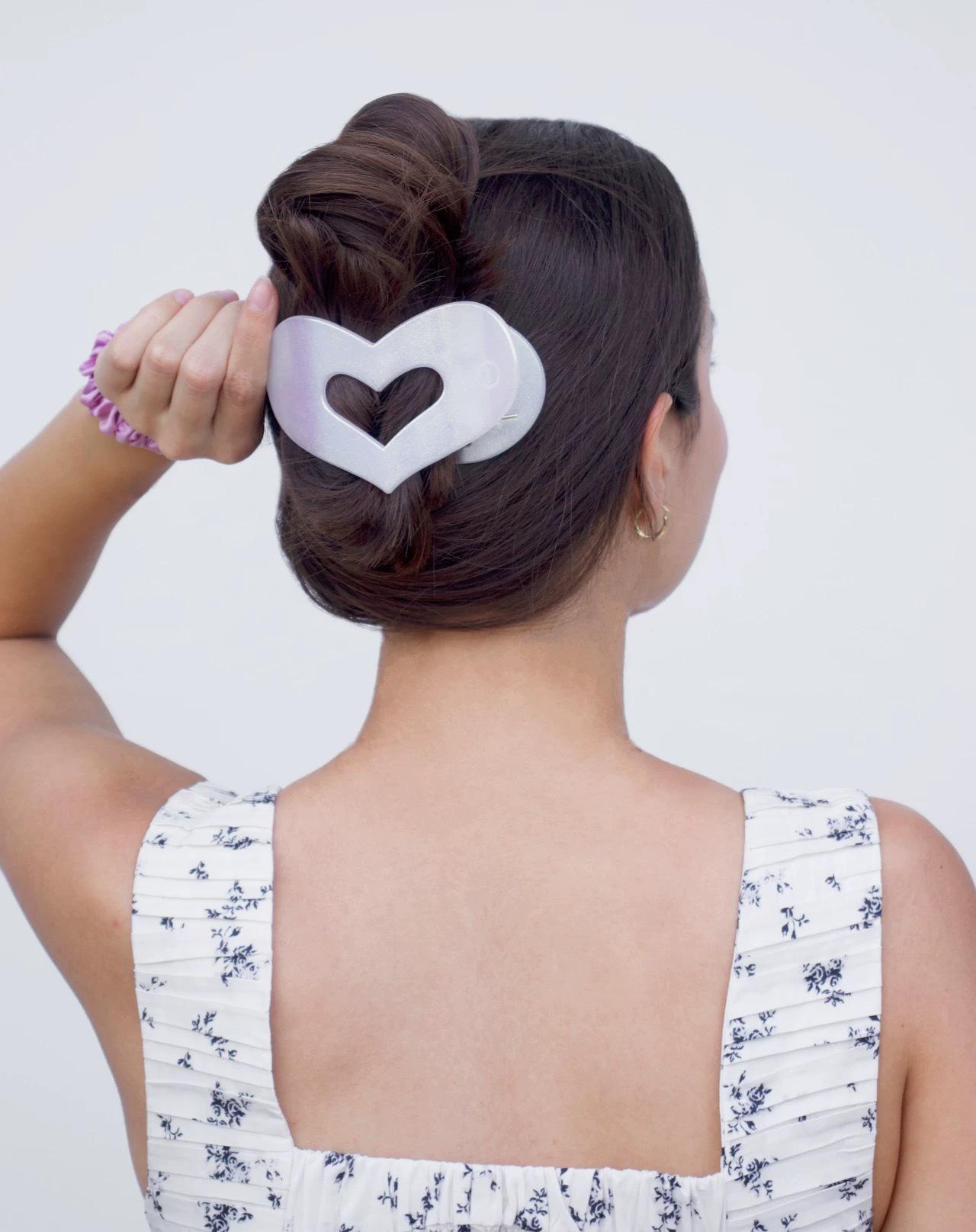 

Sweet Heart Flat Claw Clip: 2025 Women s Abalone Hair Accessory for Updos and Ponytails