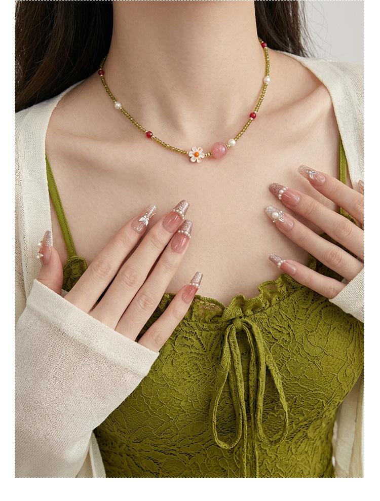 Colorful Dopamine Mother-of-Pearl Flower Women's Choker Necklace: Fashionable, Niche Design, Light Luxury Clavicle Chain.