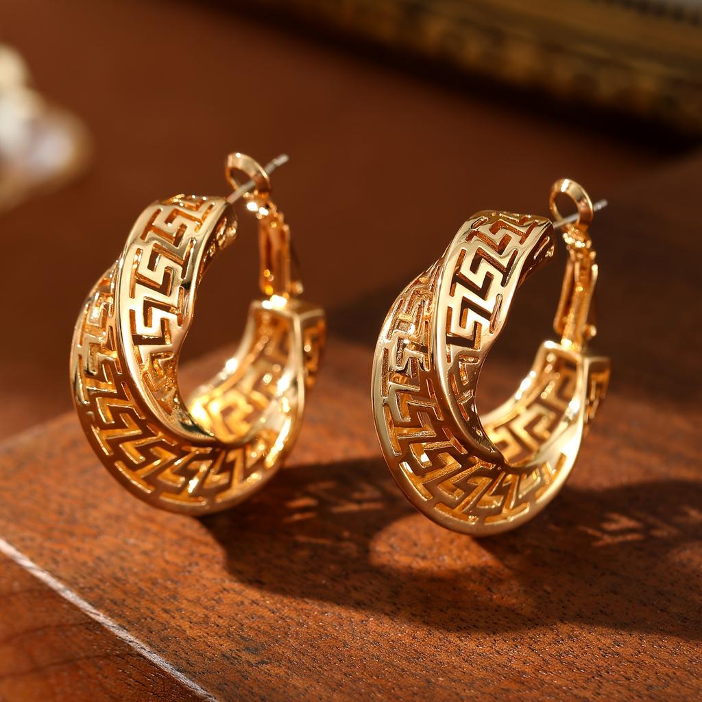 Exquisite Hollow Retro Style Earrings, Preferred for Women's Daily Wear, Precious Birthday Gifts, Retro Style Earrings.
