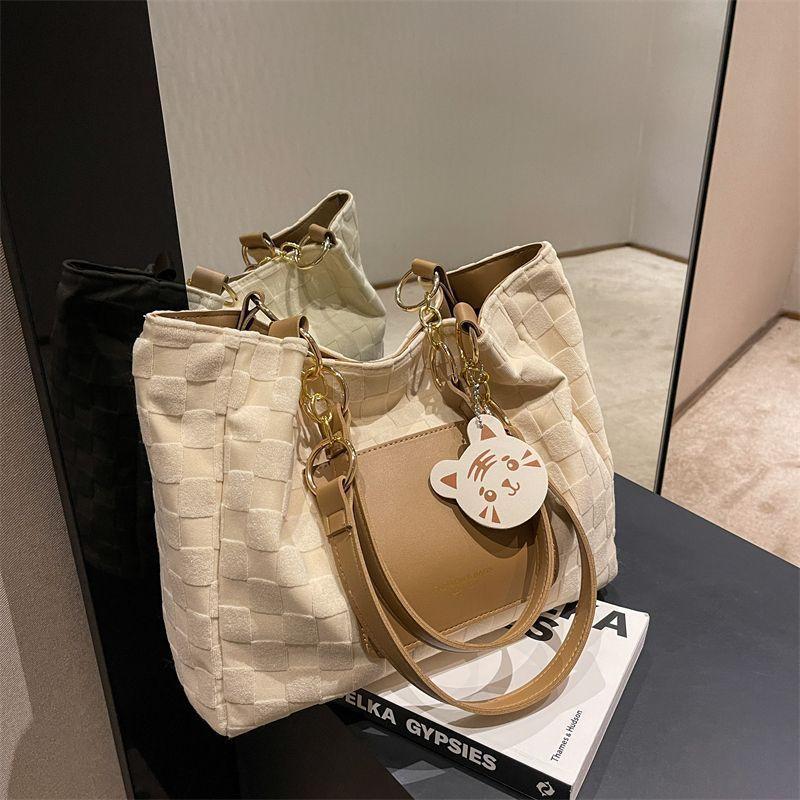 

Korean bag women s new portable large bag tote bag niche design versatile large capacity shoulder casual armpit bag No specification