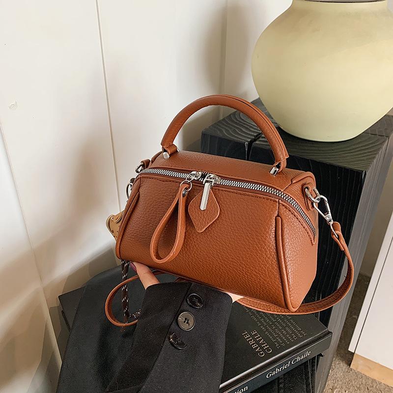 

Нишевая ретро сумка в иностранном стиле, маленькая сумка, женская сумка 2025, новая универсальная ручная маленькая квадратная сумка, высококлассная наплечная сумка-мессенджер коричневый