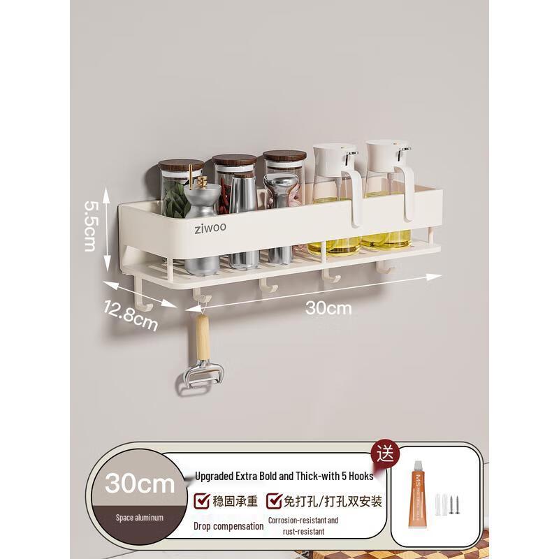 Wandmontiertes Küchenregal mit Haken