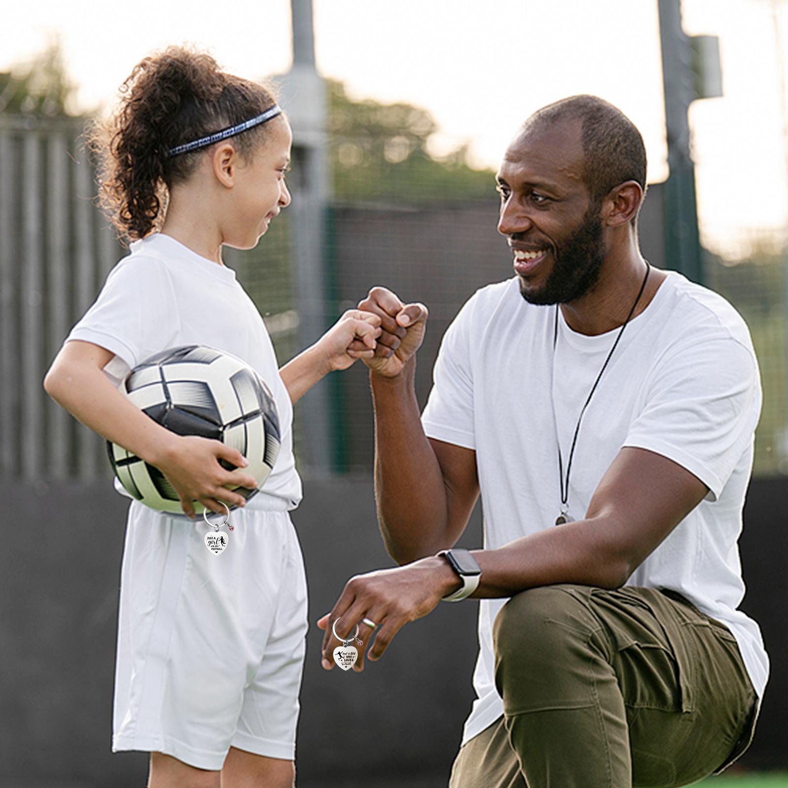 

4 Pcs Football Gifts Keyring For Girls, Just A Girl Who Loves Football Keychain, Novelty Footballs Players Present Key Ring For B срібний