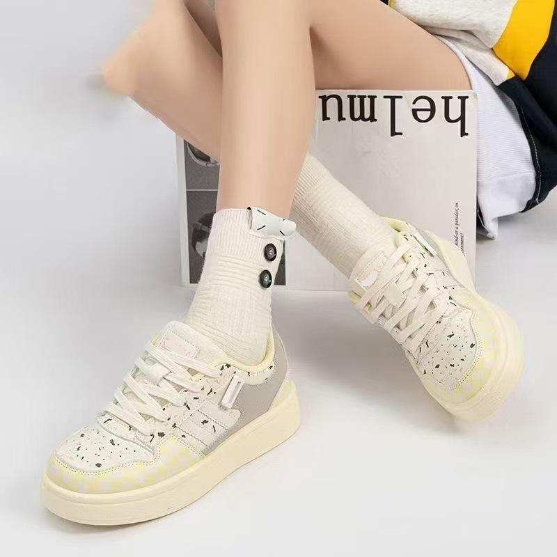 Wasteland wind niche retro color matching little white shoes women 2025 new autumn trend breathable casual versatile board shoes women