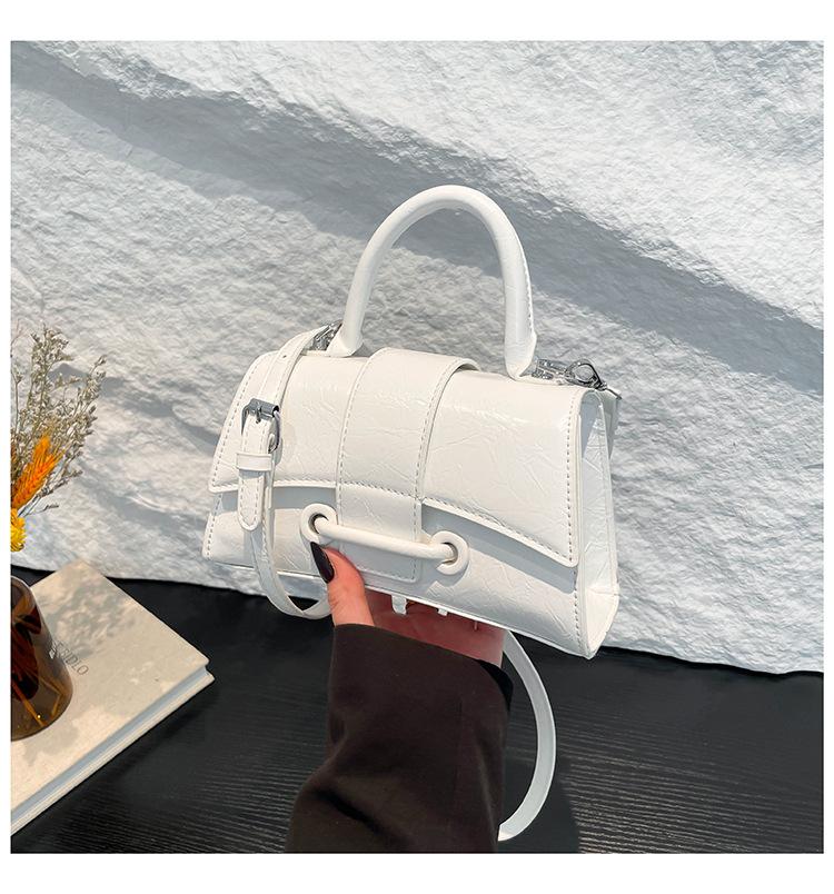 

Korean version of casual simple portable saddle bag women s 2025 spring new Hong Kong style retro casual shoulder messenger bag 21.5*8.5*12 белый