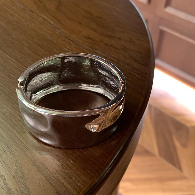 

Круглый плиссированный открытый браслет легкая роскошь высокое чувство простой модный универсальный изысканный нишевый дизайн ювелирные изделия женские