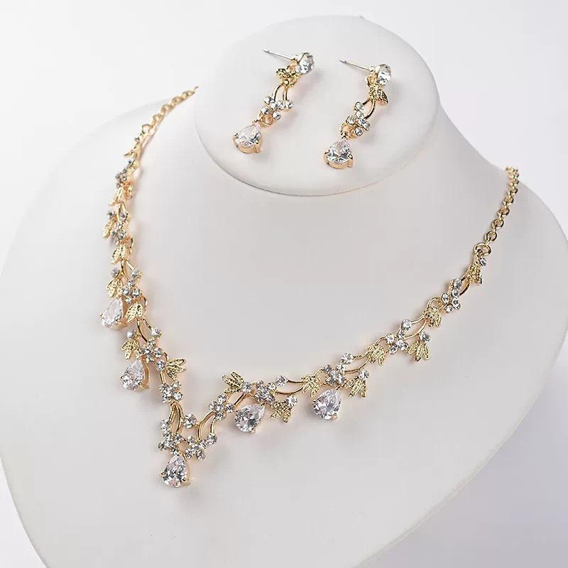 Elegantní set náhrdelníku a náušnic z křišťálu pro svatby a večírky