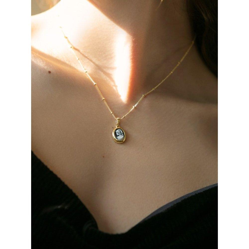 

Oval Cameo Necklace Small (2Colors) IVORY