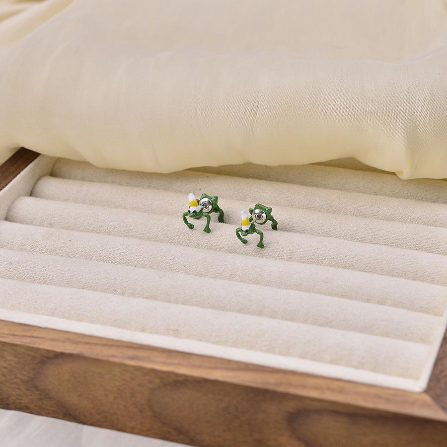 

Festive Frog Earrings with Christmas Hats - Playful Hip-Hop Style for Parties