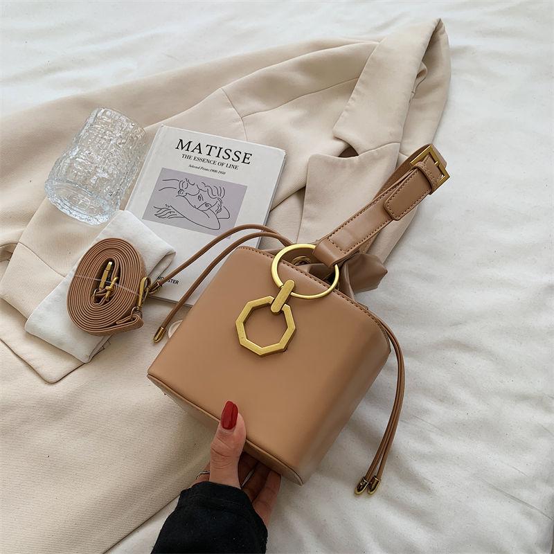 

Niche retro autumn and winter mini square box bag Internet celebrity new simple portable crossbody shoulder small square bag tide хакі