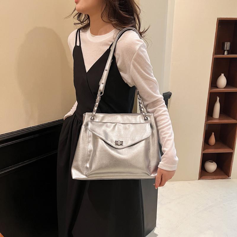 Женская летняя сумка большой вместимости 2023 Новая наплечная сумка Высококачественная текстура Уличная мода Сумка-тоут