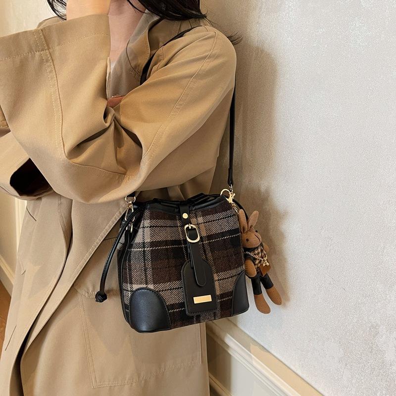 Premium Woolen Texture Small Bag 2025 Winter New Niche Trendy Versatile Shoulder Messenger Bag Popular Bucket Bag