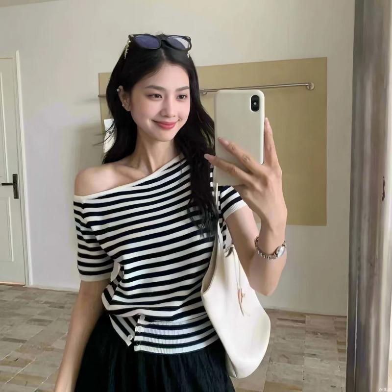 

Women s Yellow Knit Short Sleeve Top Asymmetric Hem With Button Detail Casual Loose Fit Top S чорний